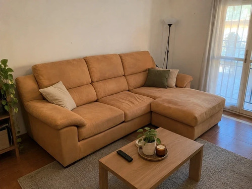 Divano angolare beige con